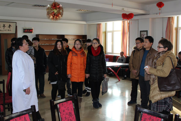 我院师生到颐寿庄园福利院为老人送温暖