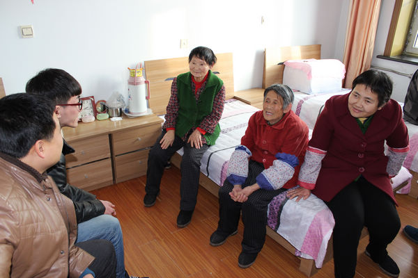 我院师生到颐寿庄园福利院为老人送温暖