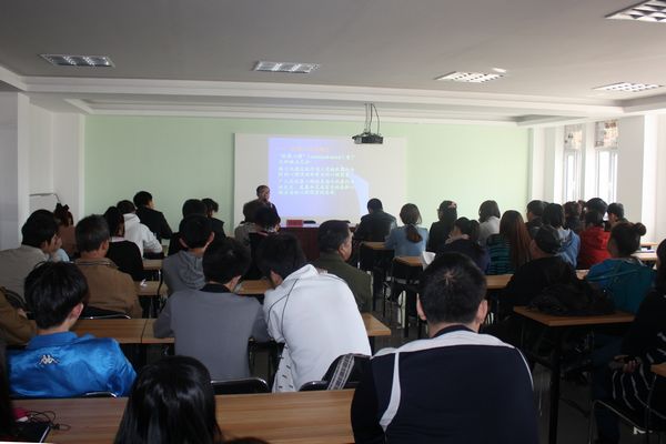 精神卫生学院师生到西大桥名人社区开展心理知识讲座