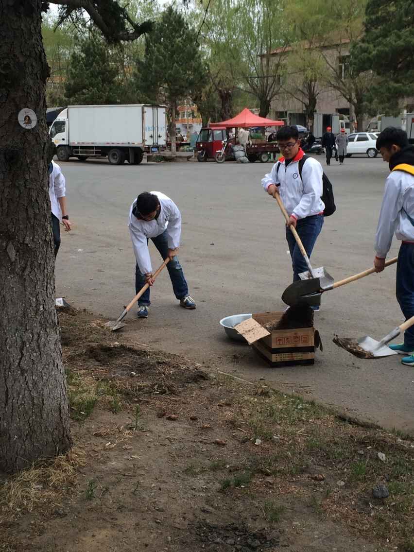 我院学生到华溪社区义务劳动并参加社区图书月活动