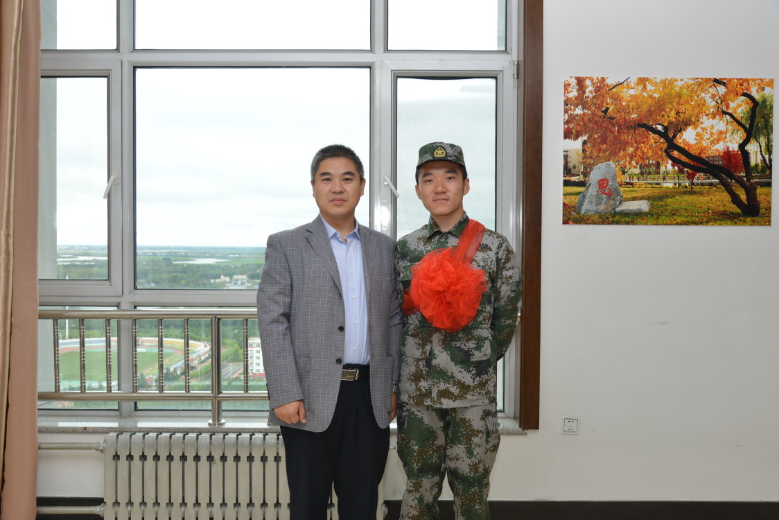 欢送我院李亚文同学参军入伍